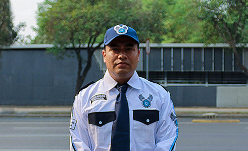 Imagen de custodio joven representante de la unidad de seguridad AGA de seguridad tectica y tecnologica