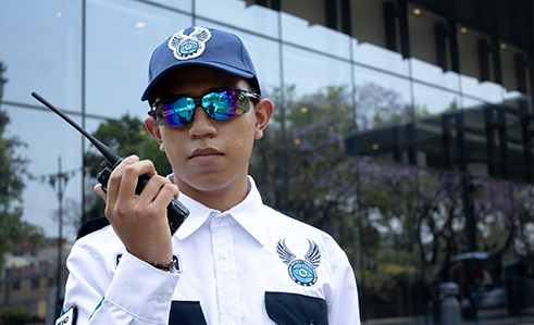 Imagen de jefe de seguridad joven representante de la unidad de seguridad AGA de seguridad tectica y tecnologica