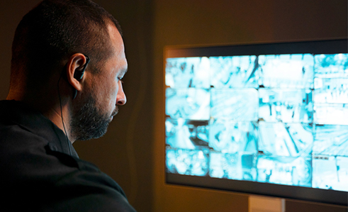 Imagen de suoervisor de seguridad joven representante de la unidad de seguridad AGA de seguridad tectica y tecnologica