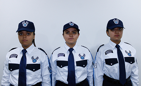 Imagen de vigilante joven representante de la unidad de seguridad AGA de seguridad tectica y tecnologica